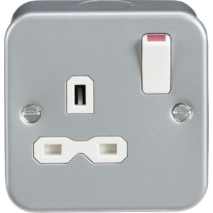 KNIGHTSBRIDGE METALCLAD 1G DP SWITCHED SOCKET