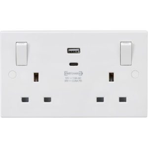 13A DUAL USB FAST CHARGE 2G SWITCHED SOCKET WITH OUTBOARD ROCKERS