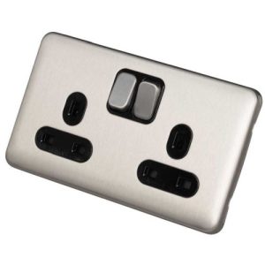 SCHNEIDER LISSE SCREWLESS BRUSHED CHROME 2G 13A SOCKET BLACK INSERT