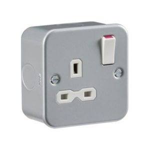METALCLAD 1GANG SWITCHED SOCKET